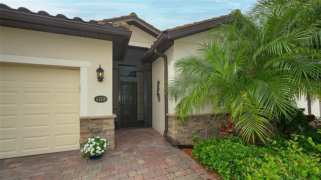4 bed, 3.0 bath, 2006 sqft, $4,000 — Photo 2
