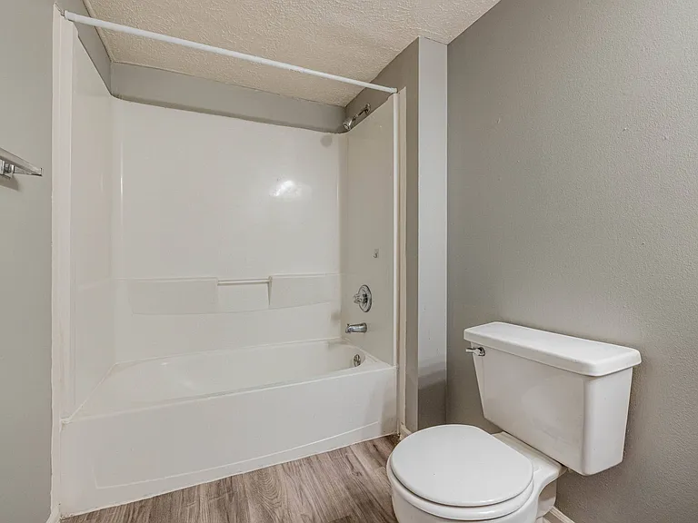 Applewood Pointe Apartments — Photo 32