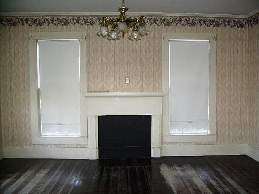 4th image of 107 E Clarksville St