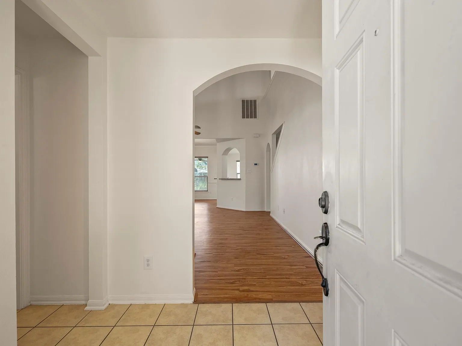 4 bed, 2.5 bath, 2289 sqft, $2,300 — Photo 3