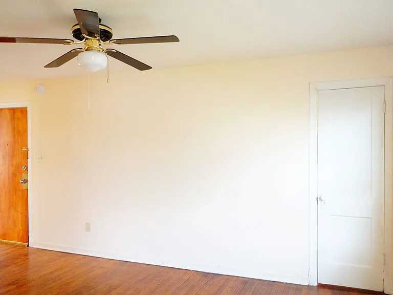 8400 Greenwood Ave — Photo 3