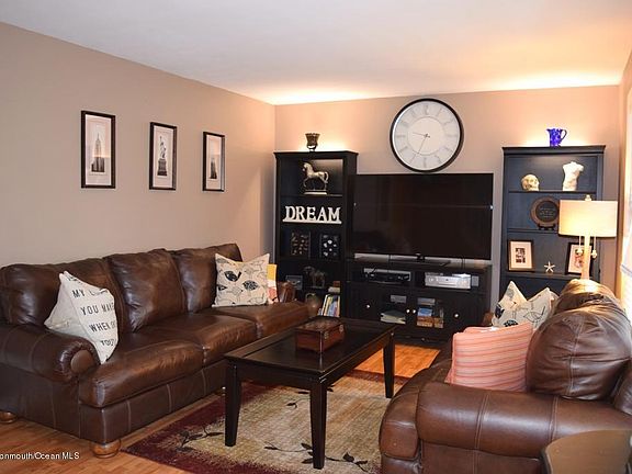 5th image of 1054 Clearwater Ave