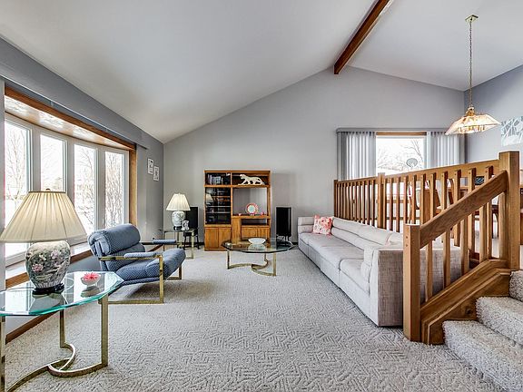 4th image of 319 Schreiber Ave
