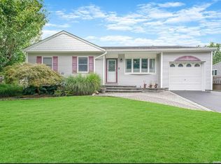 32 Hy Pl, Lake Grove, NY 11755