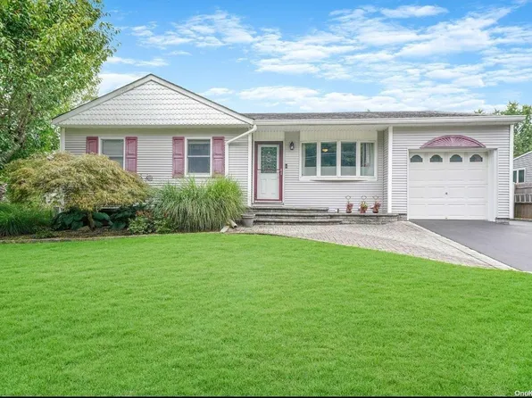 32 Hy Place, Lake Grove, NY 11755