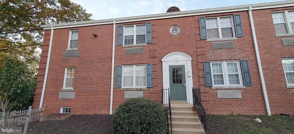2 bed, 1.0 bath, 850 sqft, $2,200 — Photo 1