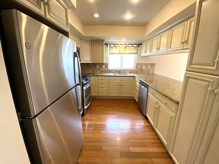 1525 Carver St — Photo 9