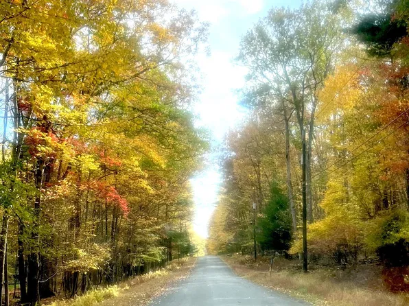 440 Blue Jay Also Called Autumn Court Ct, Hawley, PA 18428