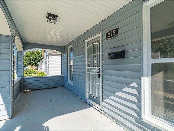 3rd image of 225 1st St