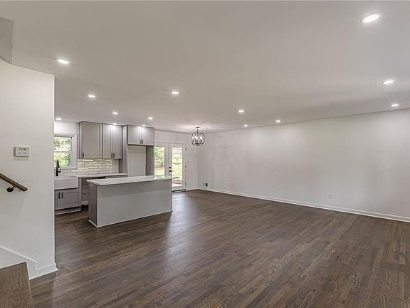 5th image of 2352 Glendale Dr