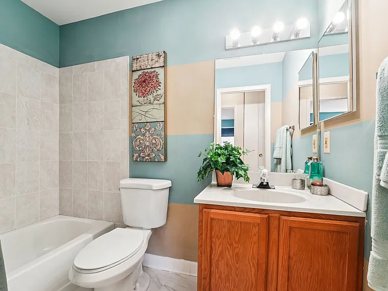 2 Bedroom 947 SF - Full Bathroom