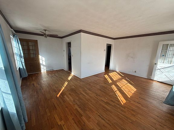 3rd image of 735 E Oakdale Ave