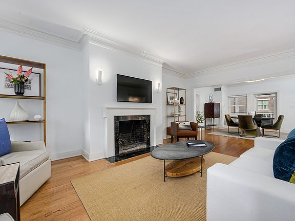 4th image of 202 E Walton Pl APT 1E