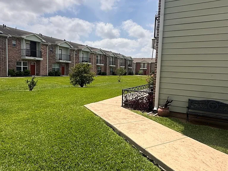 2702 Vienna Pl — Photo 3