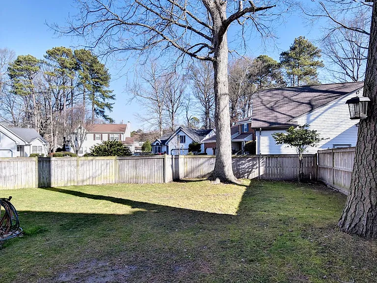 802 Marquette Ct — Photo 32
