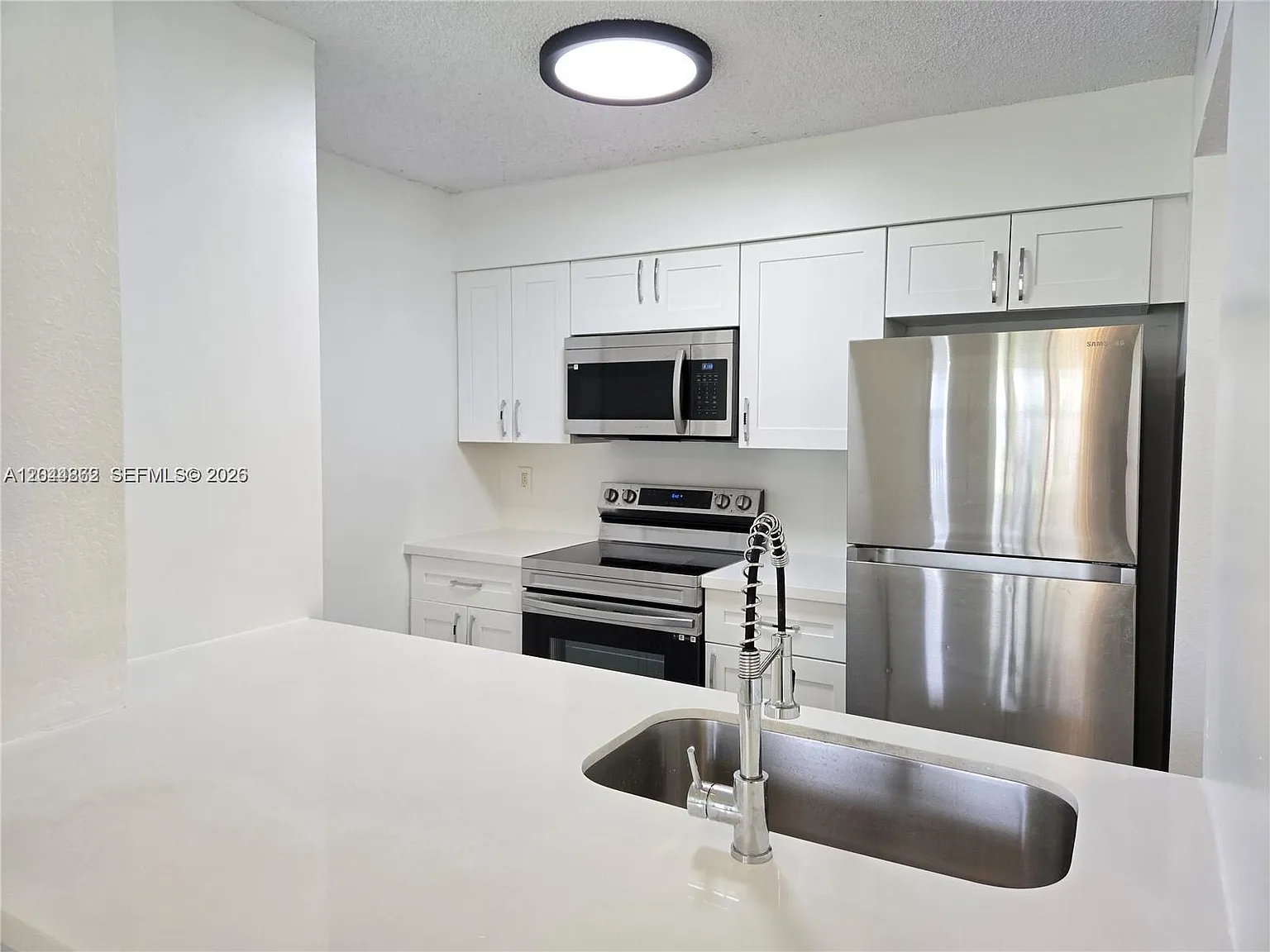 Lakeview Club Condo — Photo 1