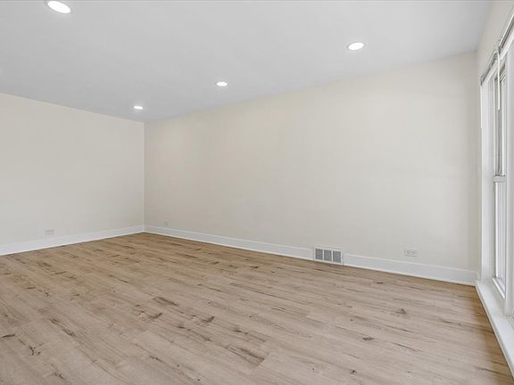3rd image of 2934 W 103rd St