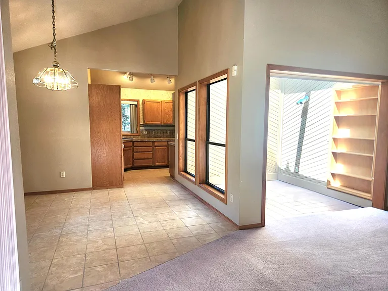 611 NE Tracker Ct — Photo 10