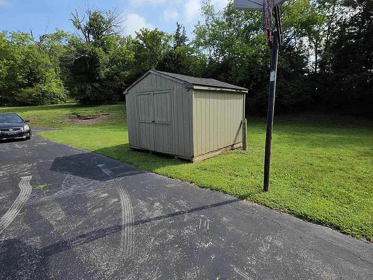865 Louisville Hwy #B — Photo 9