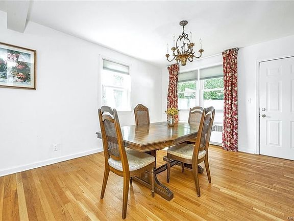 5th image of 202 S Poe St