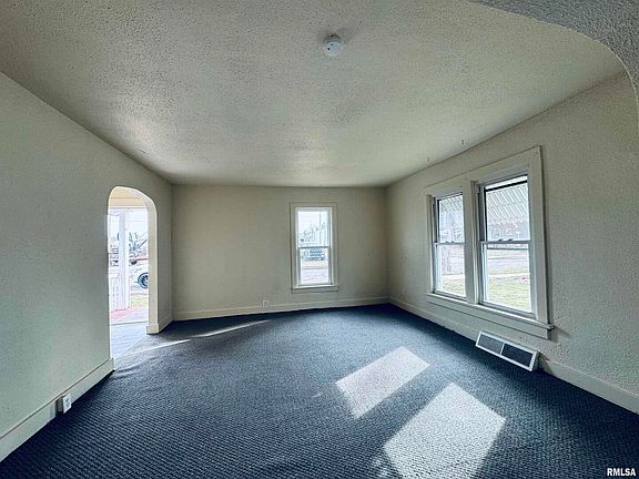 4th image of 3020 Dubuque St