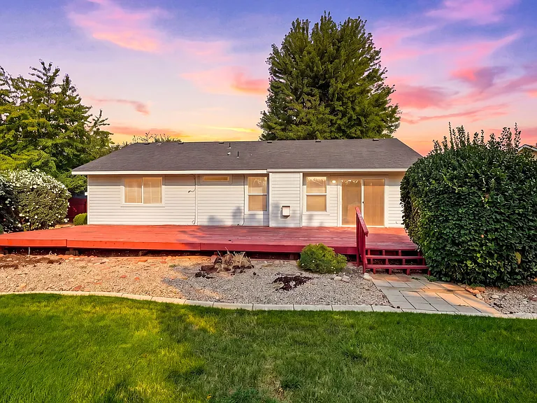 2466 N Stone Pl — Photo 2
