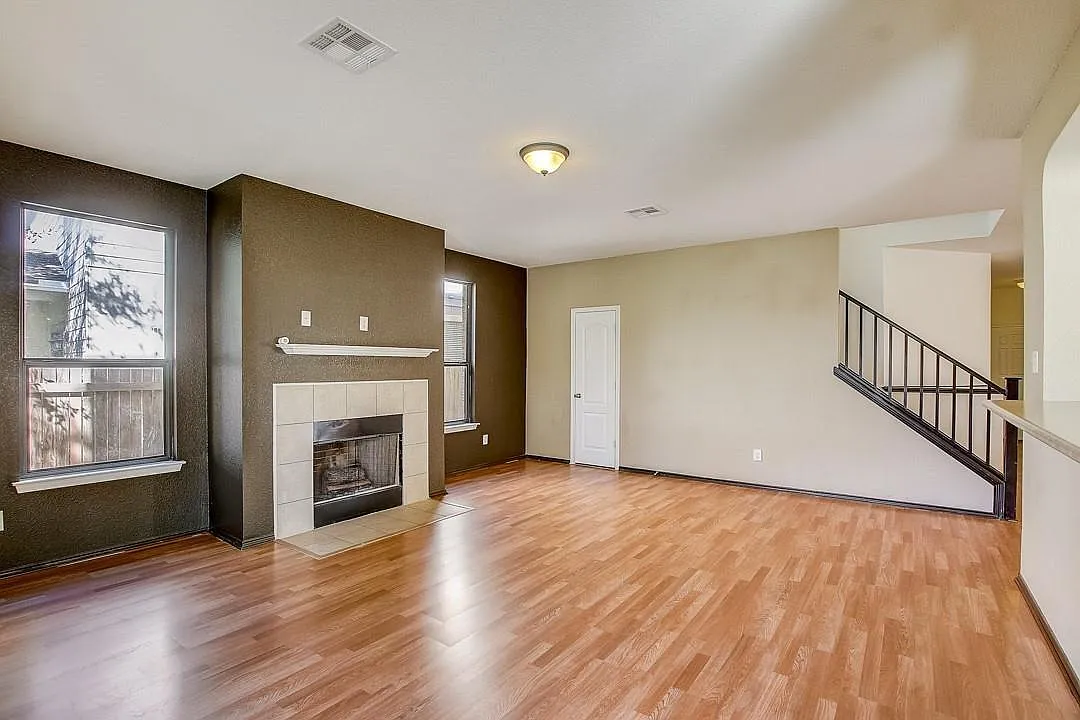 4 bed, 2.5 bath, 3293 sqft, $2,895 — Photo 2