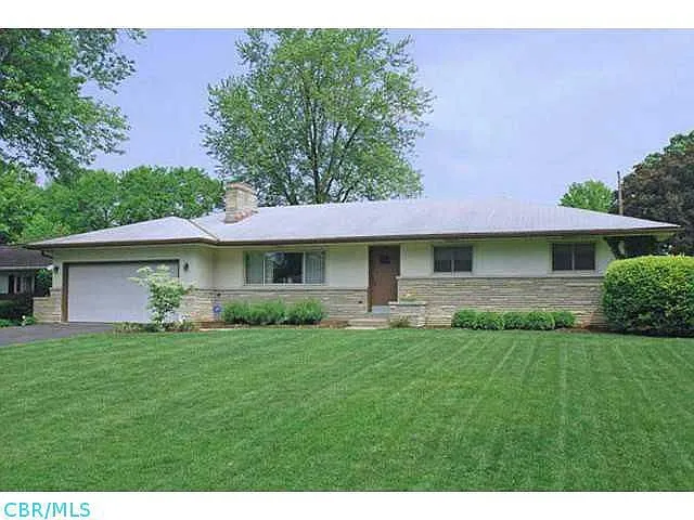 886 Marland Dr S photo 1