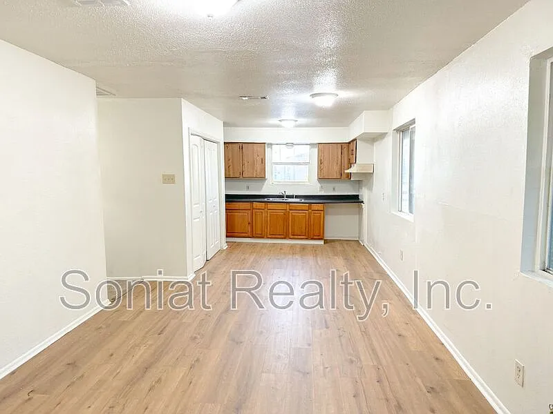 3 bed, 2.0 bath, 1200 sqft, $1,150 — Photo 2