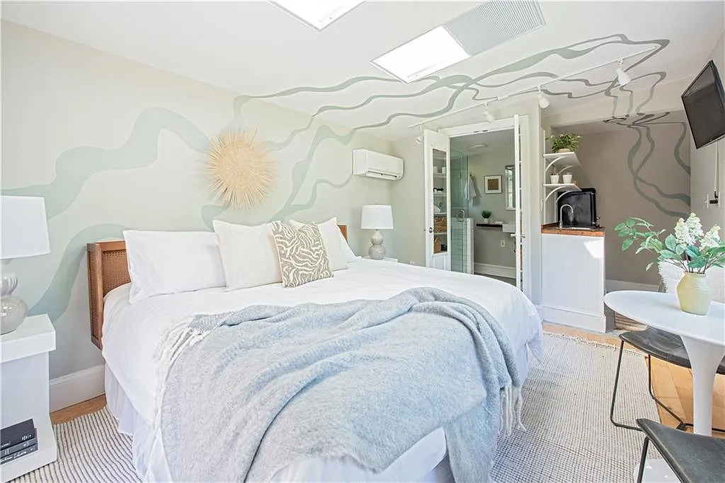 1 bed, 1.0 bath, 185 sqft, $1,700 — Photo 1