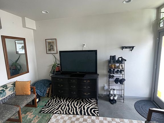 4th image of 5954C 36th Ave S