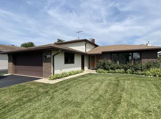 399 Canyon Trl, Carol Stream, IL 60188