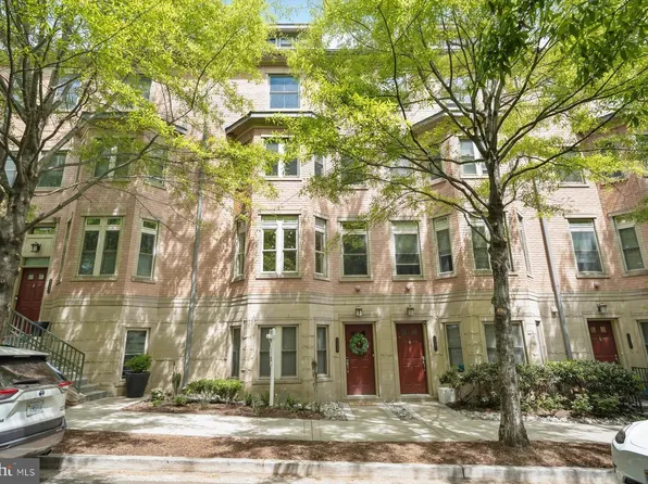 2239 Fairfax Dr N, Arlington, VA 22201