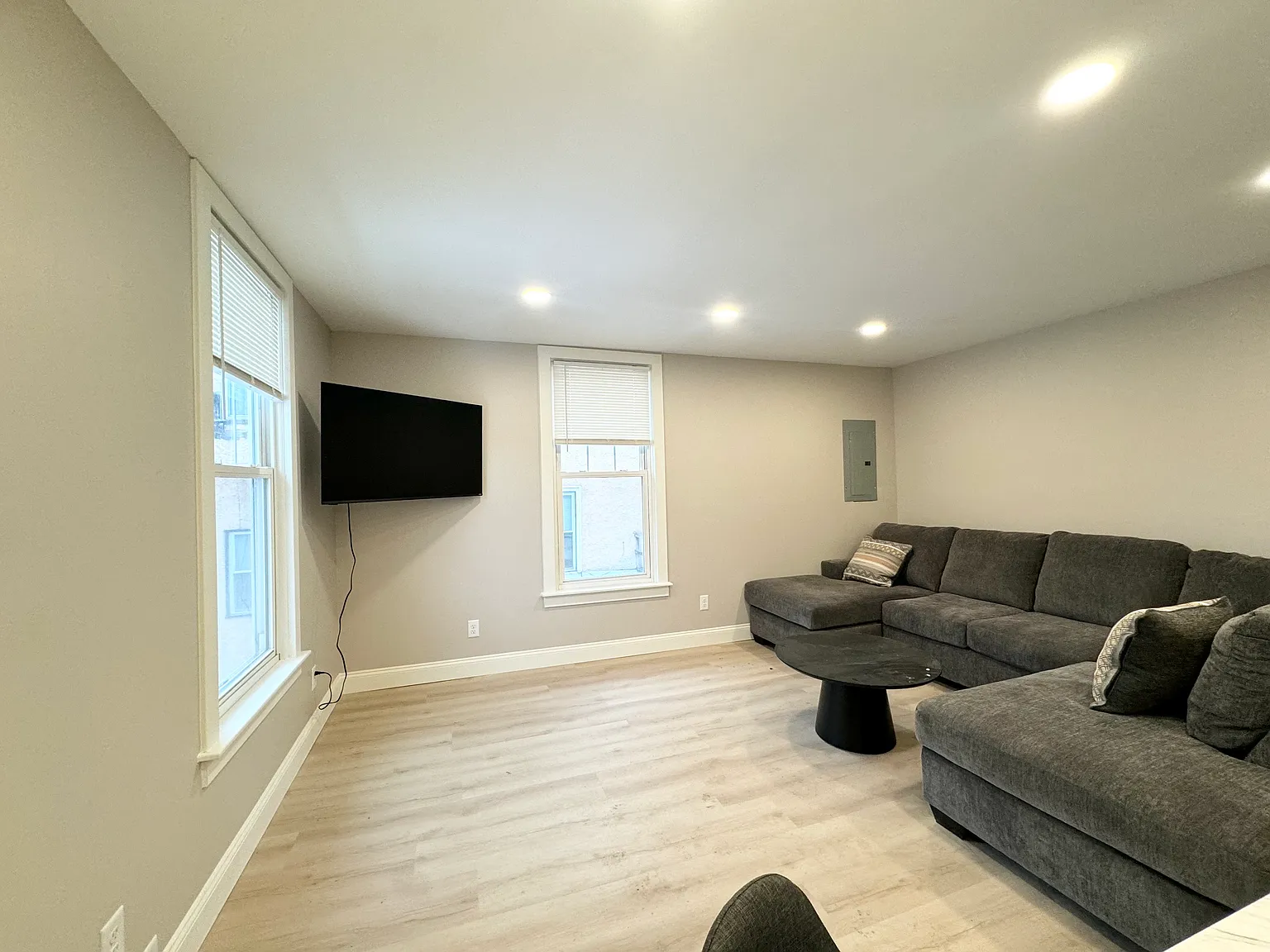5 bed, $1,050 — Photo 2