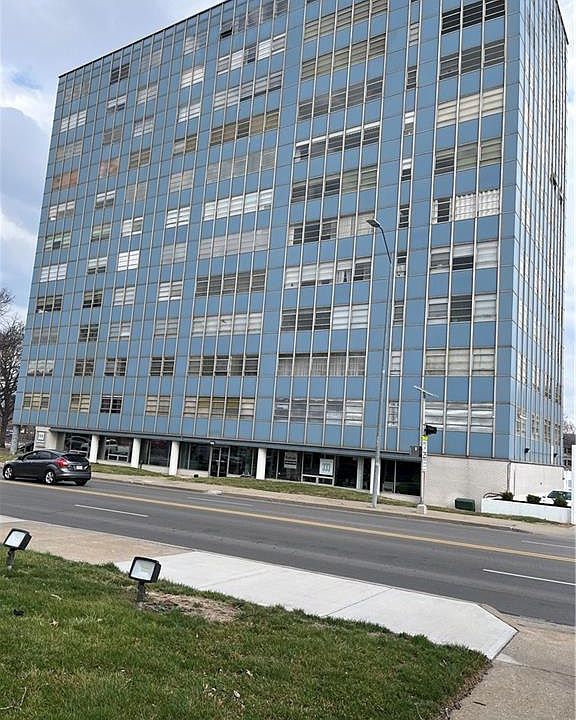1st image of 333 W Meyer Blvd APT 304