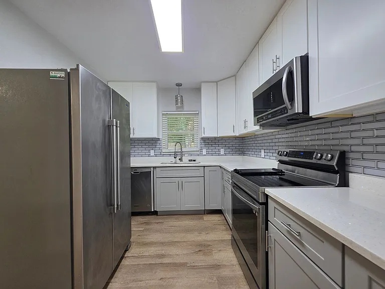 109 Reed Rd — Photo 6