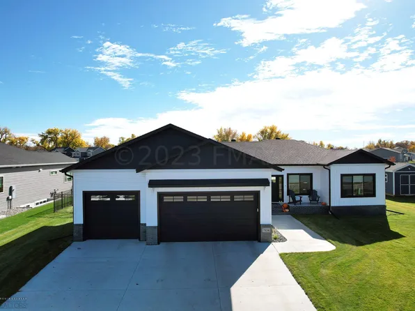 7854 Firefly Ln, Horace, ND 58047