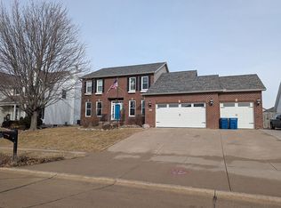950 W Maple Ct, Eldridge, IA