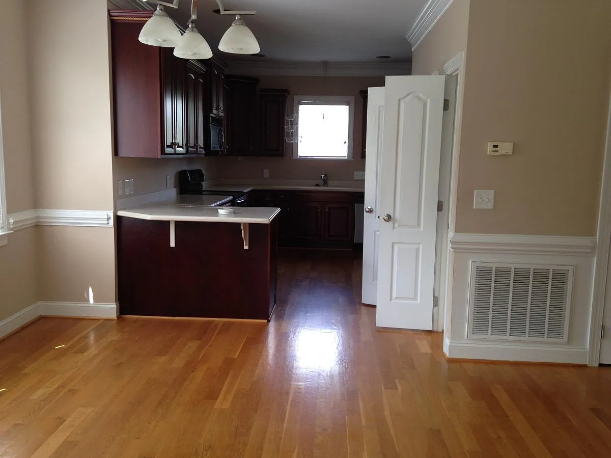 4 bed, 3.5 bath, 3350 sqft, $2,975 — Photo 4