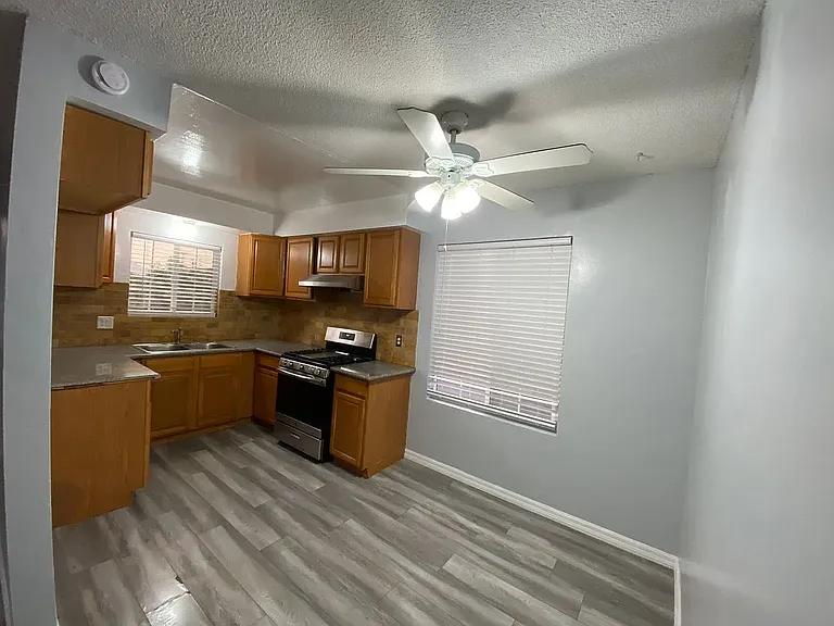 1052 Justin Ave #4 — Photo 5