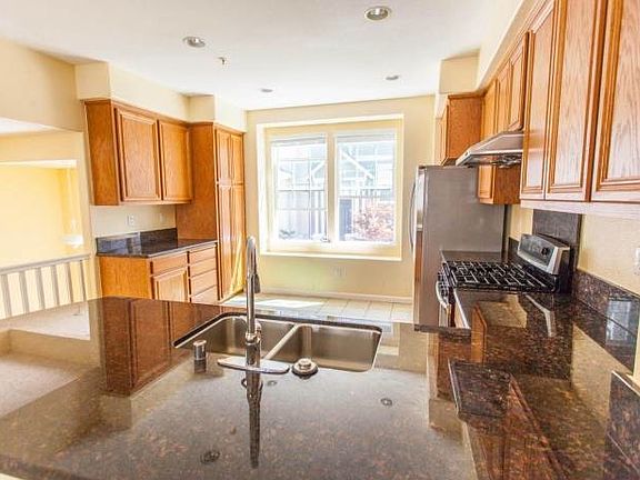3rd image of 620 Summer Ln