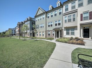 8 Cortland Ct, Livingston, NJ 07039