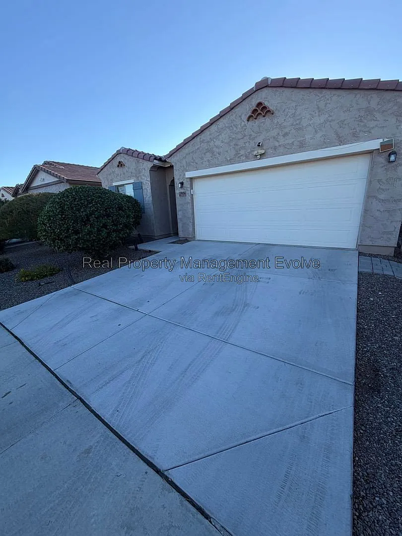 5 bed, 3.0 bath, 2033 sqft, $3,200 — Photo 1
