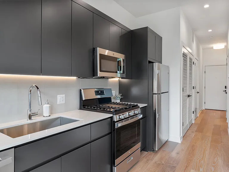 4513 N Clark St #210 — Photo 8