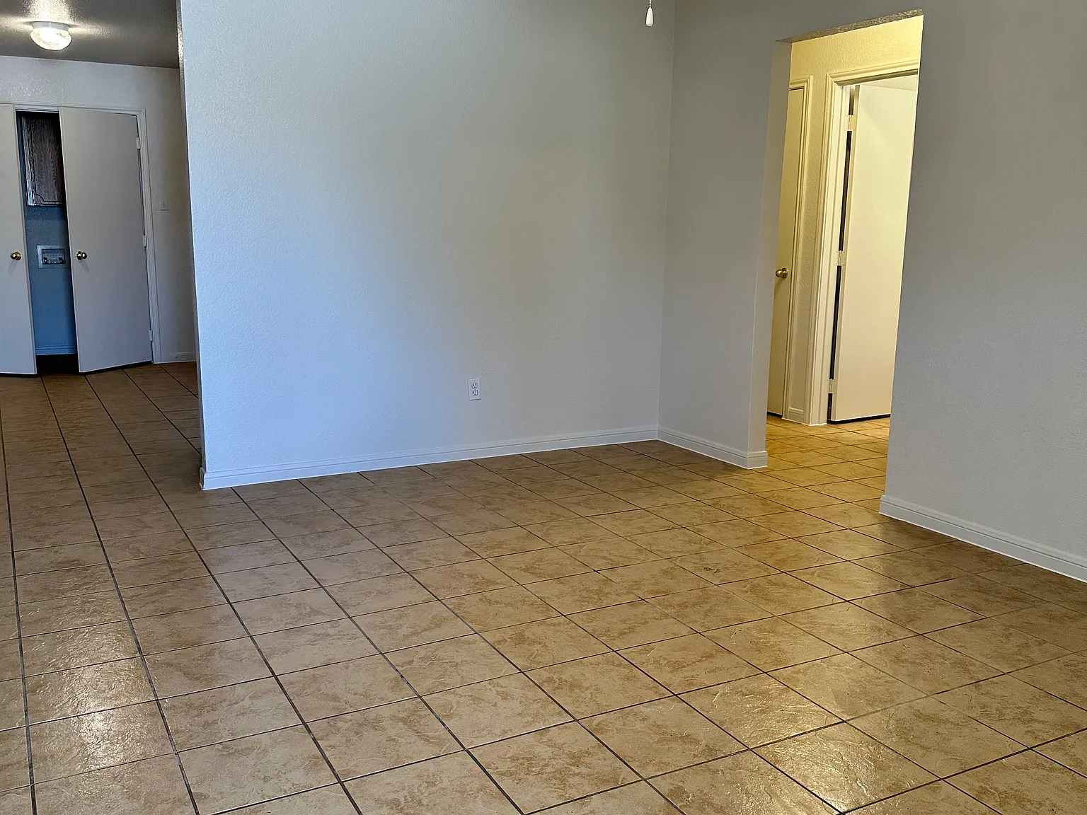 2 bed, 975 sqft, $900 — Photo 2