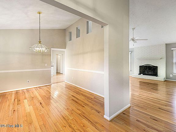 5th image of 10 Surry Circle Dr N
