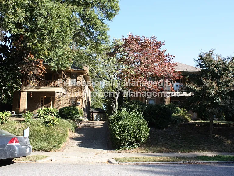 Large 3 bedroom upstairs duplex! — Photo 15