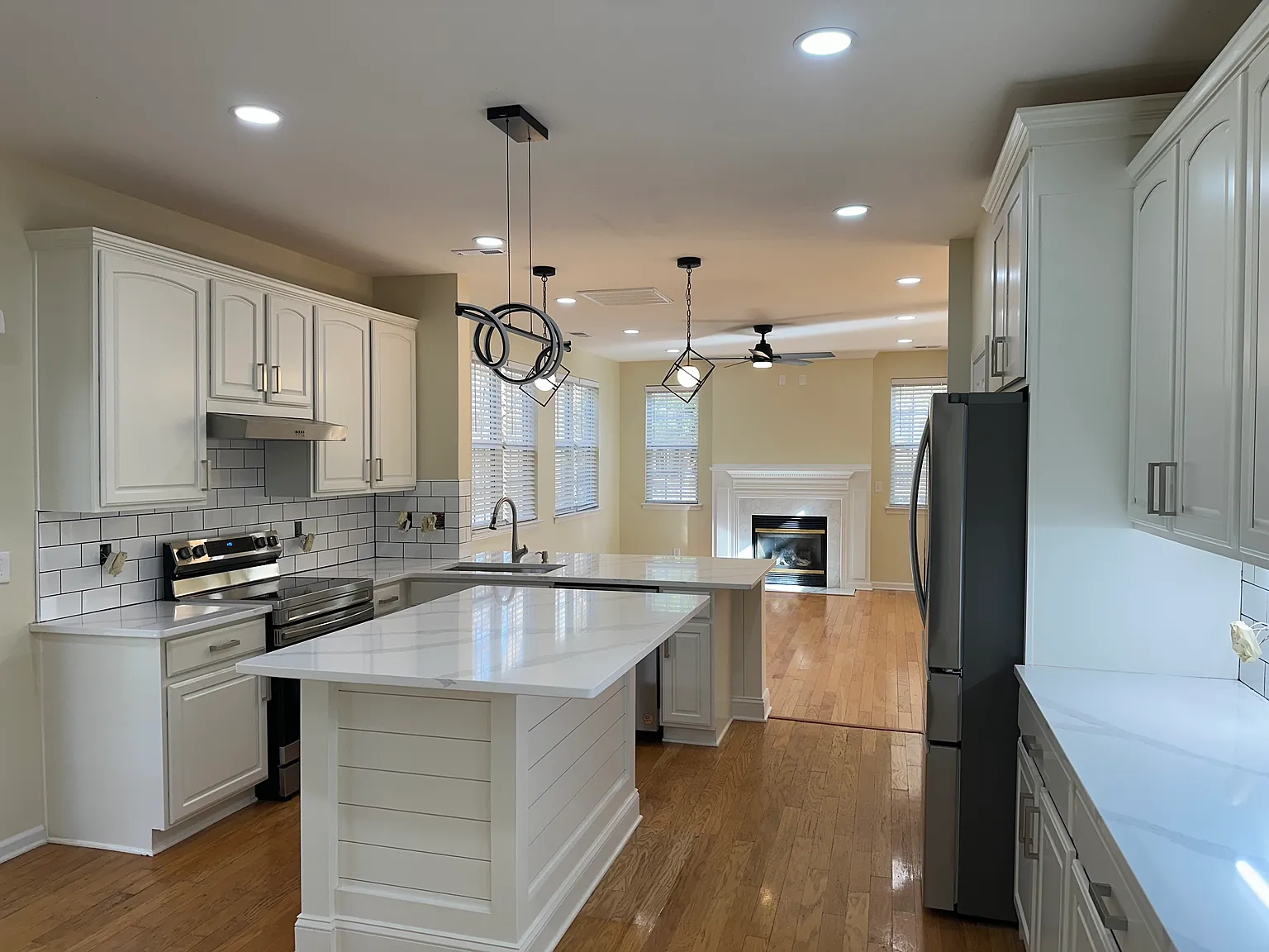 4 bed, 2.5 bath, 2200 sqft, $3,000 — Photo 3