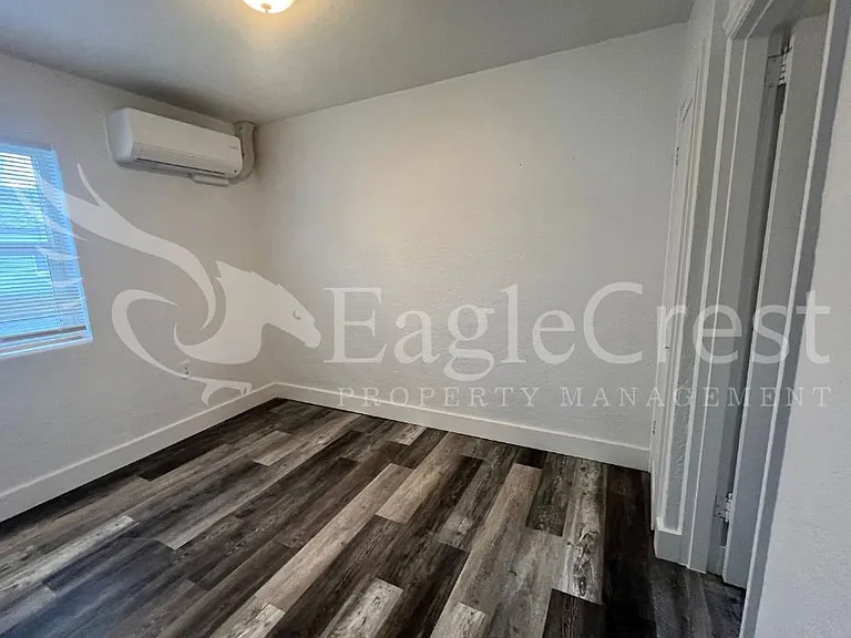 223 SE Roseville Ln — Photo 11