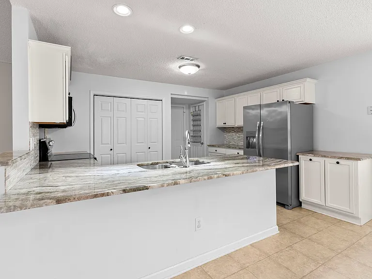 530 Sunpointe Dr — Photo 10